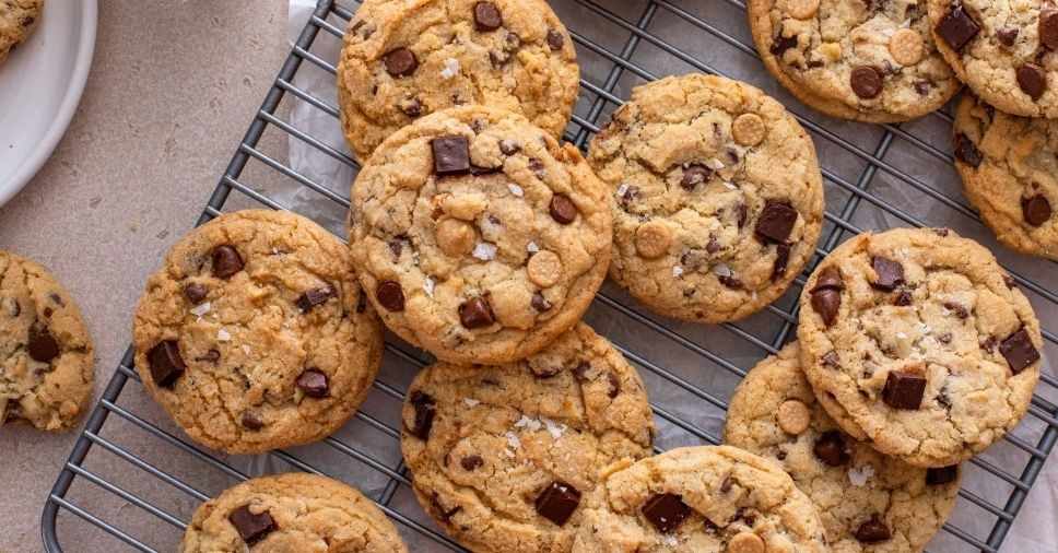 Biscoitos caseiros com pepitas de chocolate numa grelha para lembrancinhas comestíveis.